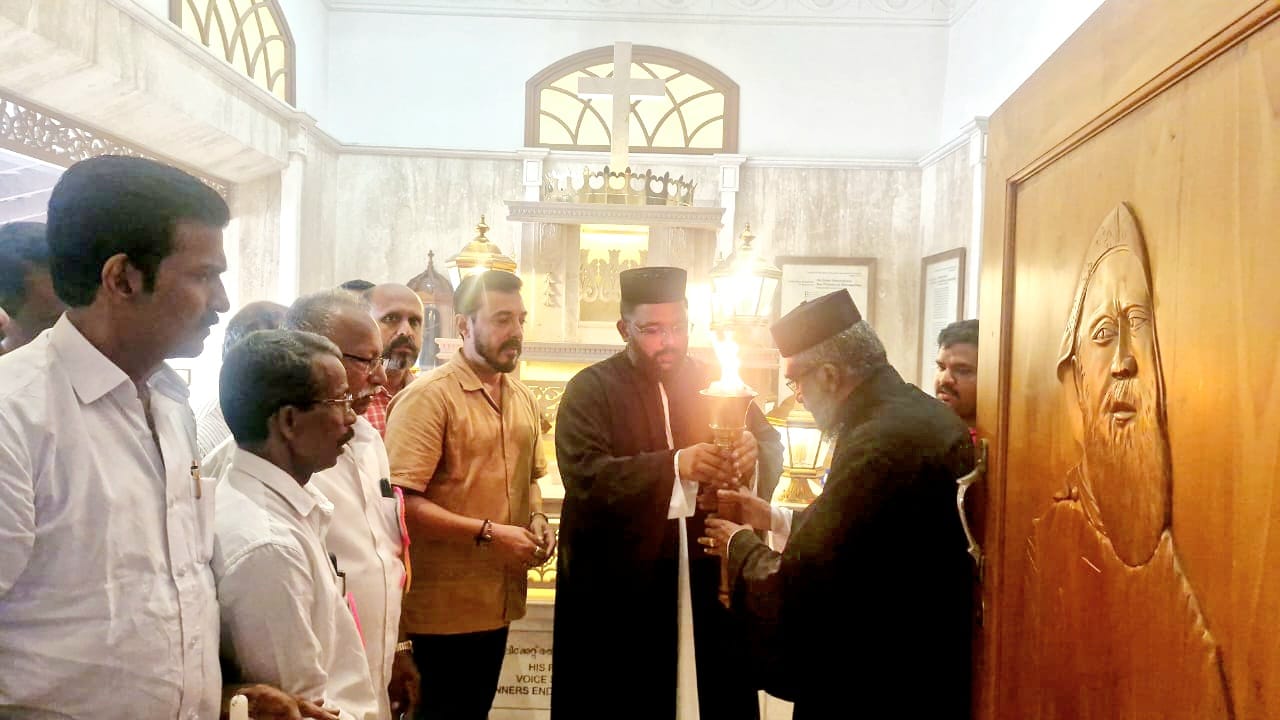 പുത്തൻകാവിൽ കൊച്ചു തിരുമേനിയുടെ കബറിടത്തിൽ നിന്ന് ദീപശിഖാ പ്രയാണം